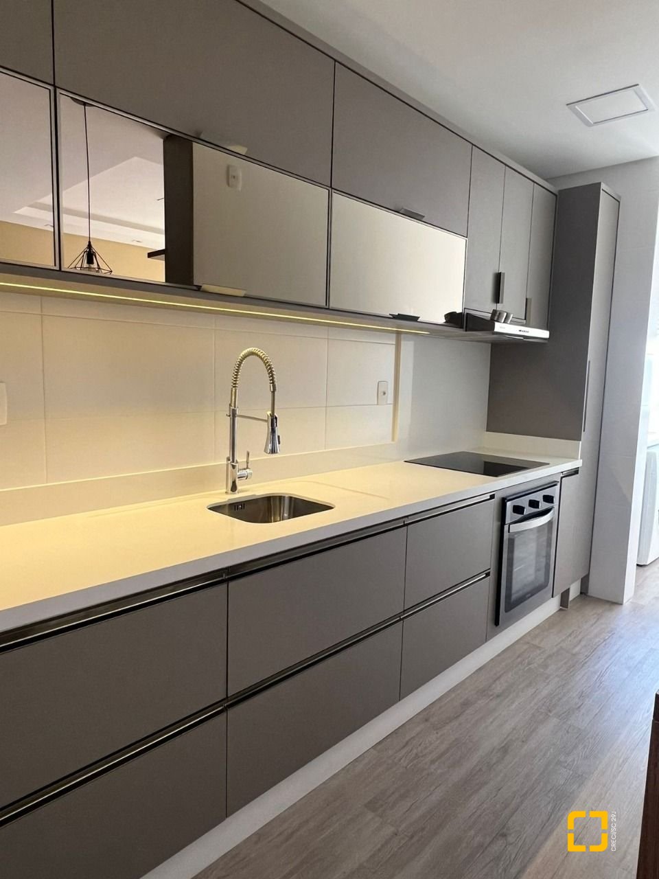 Apartamento com 101m², 2 quartos (sendo 2 suítes), 2 garagens, no bairro Centro em Florianópolis