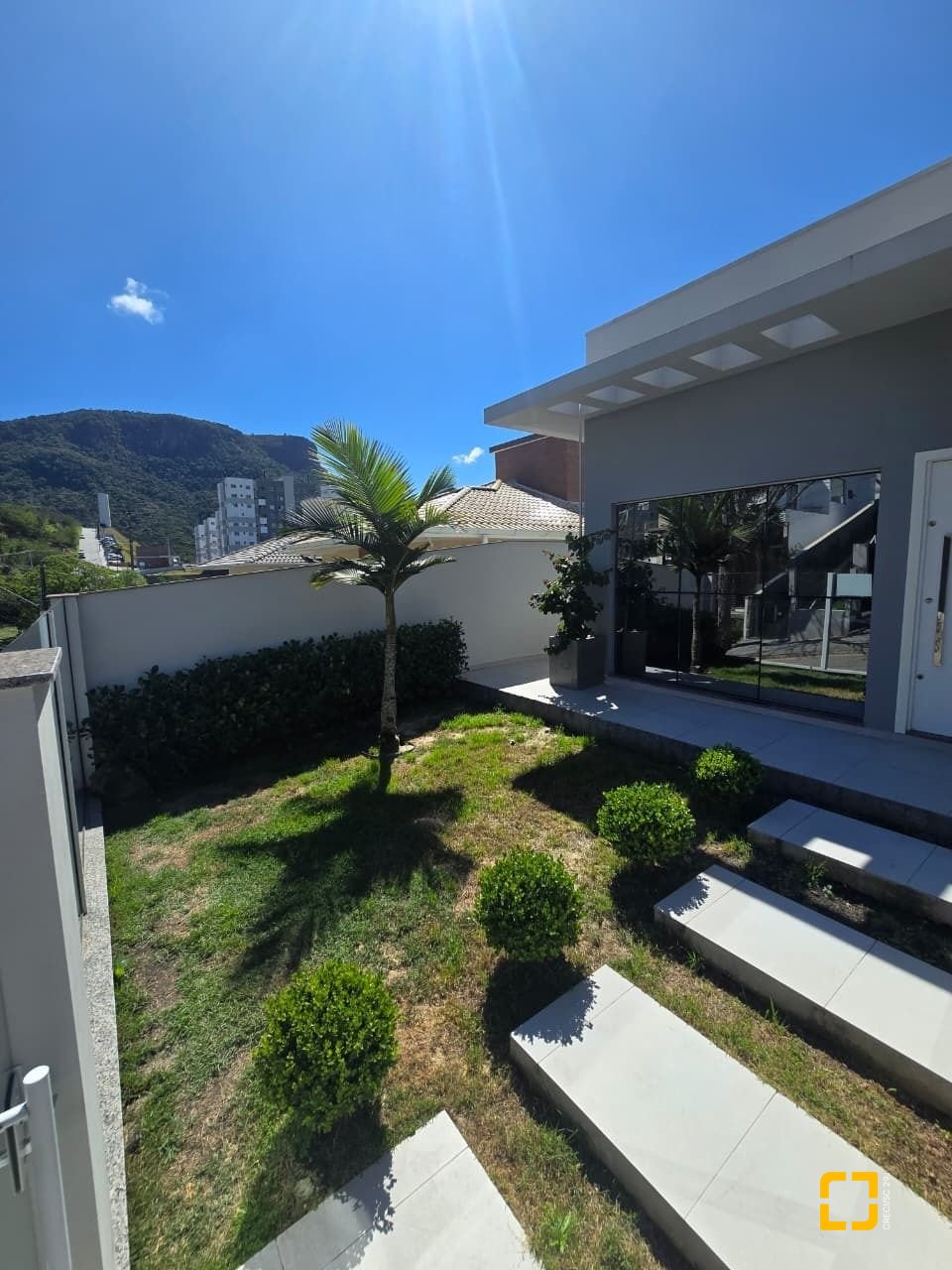 Casa com 175m², 3 quartos (sendo 1 suíte), 2 garagens, no bairro Pedra Branca em Palhoça