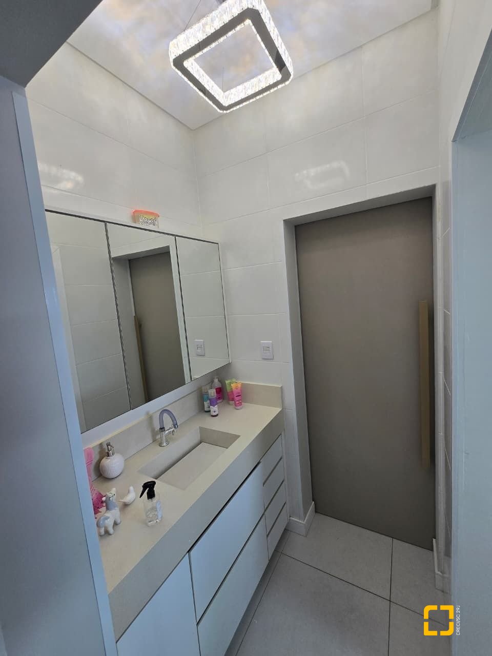 Casa com 175m², 3 quartos (sendo 1 suíte), 2 garagens, no bairro Pedra Branca em Palhoça