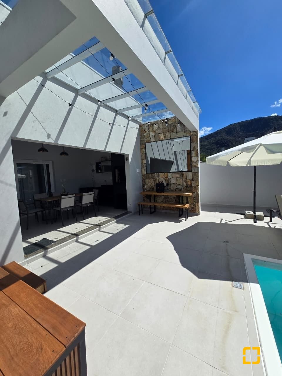 Casa com 175m², 3 quartos (sendo 1 suíte), 2 garagens, no bairro Pedra Branca em Palhoça
