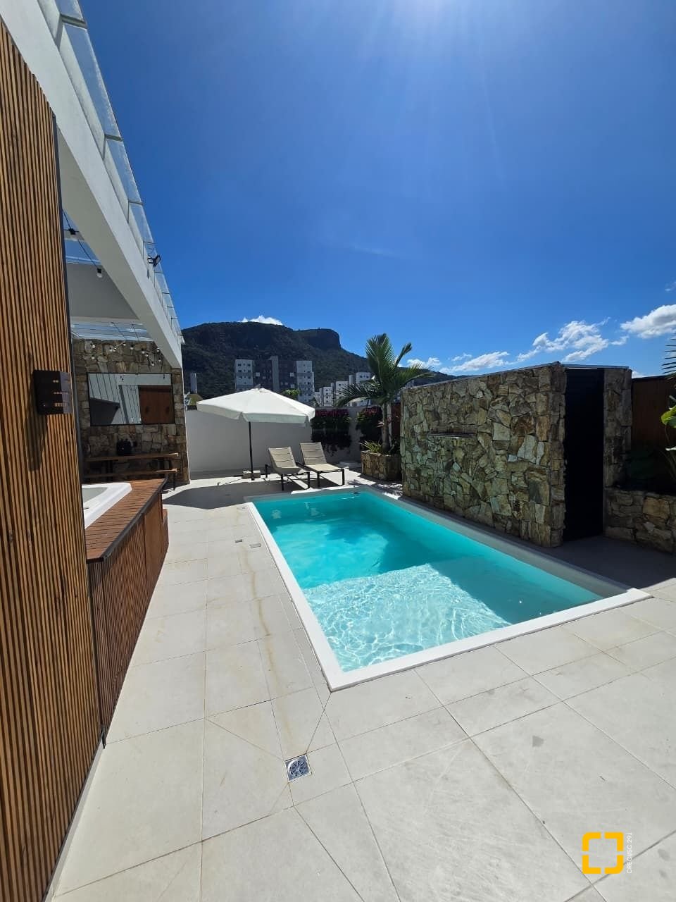 Casa com 175m², 3 quartos (sendo 1 suíte), 2 garagens, no bairro Pedra Branca em Palhoça