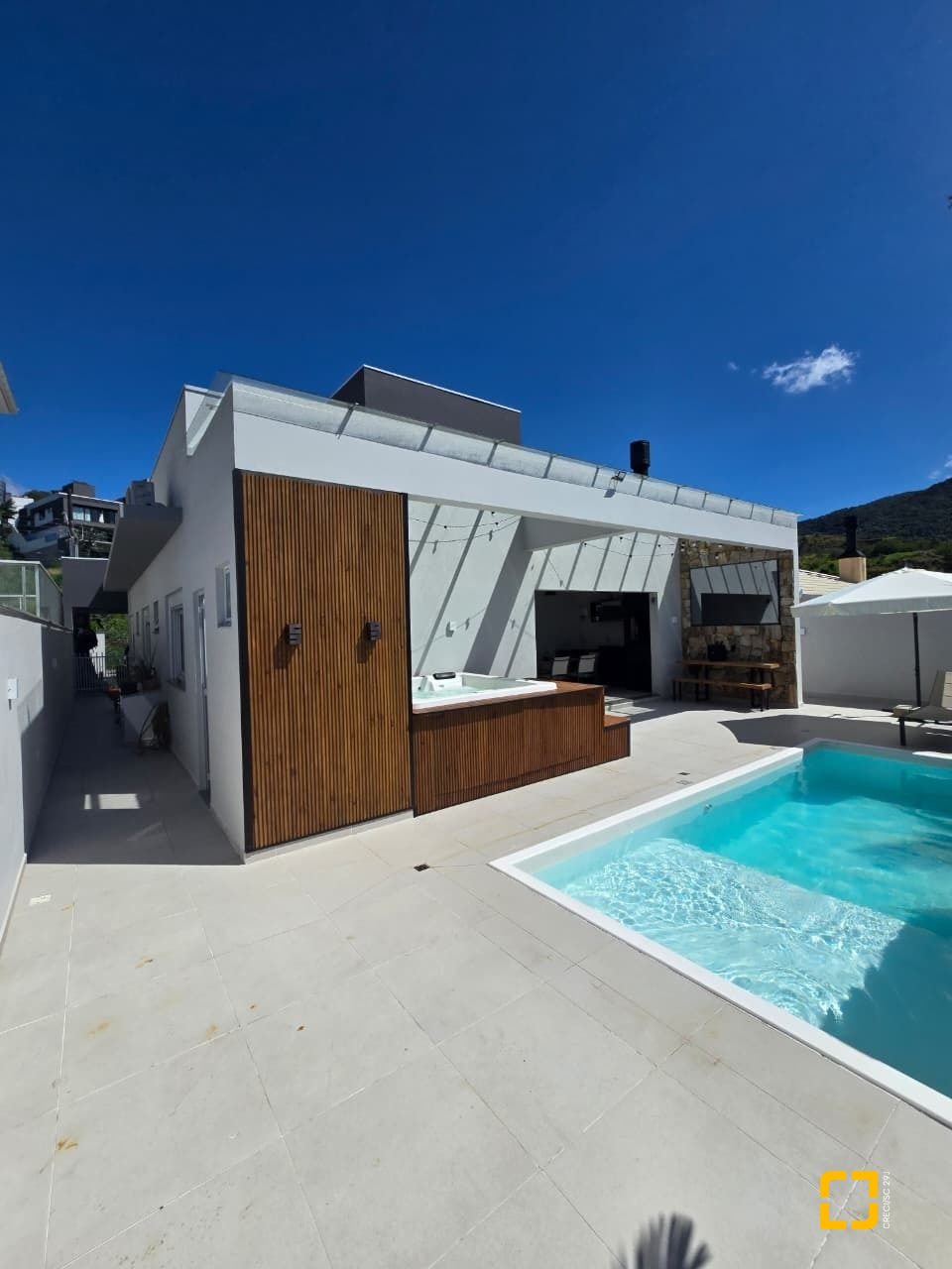 Casa com 175m², 3 quartos (sendo 1 suíte), 2 garagens, no bairro Pedra Branca em Palhoça