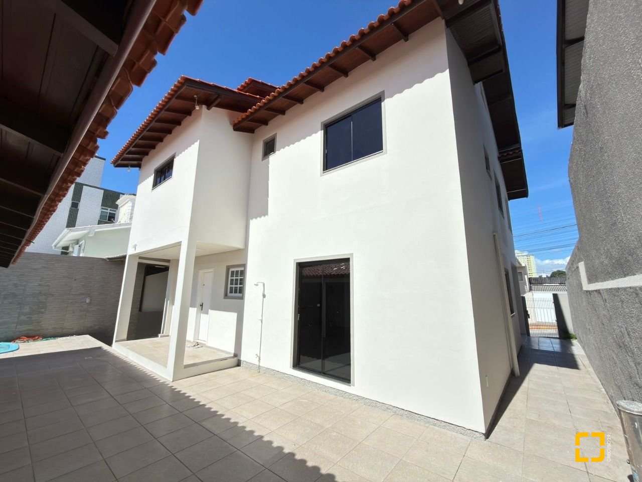 Casa com 235m², 4 quartos (sendo 1 suíte), 3 garagens, no bairro Ipiranga em São José