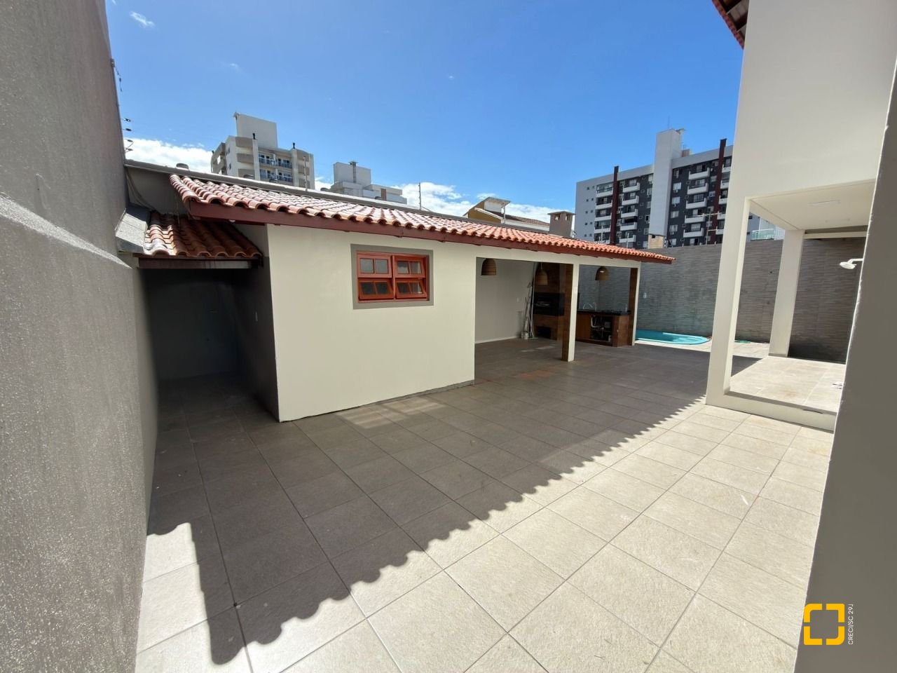 Casa com 235m², 4 quartos (sendo 1 suíte), 3 garagens, no bairro Ipiranga em São José