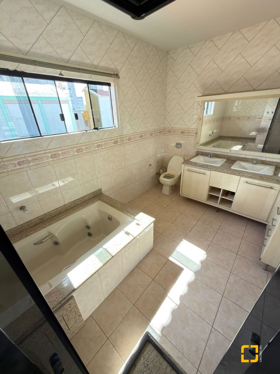 Casa com 235m², 4 quartos (sendo 1 suíte), 3 garagens, no bairro Ipiranga em São José