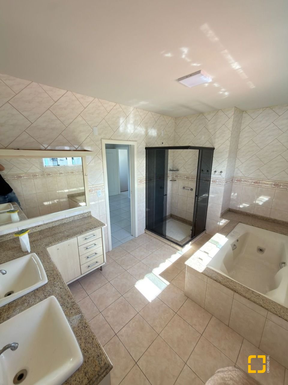 Casa com 235m², 4 quartos (sendo 1 suíte), 3 garagens, no bairro Ipiranga em São José