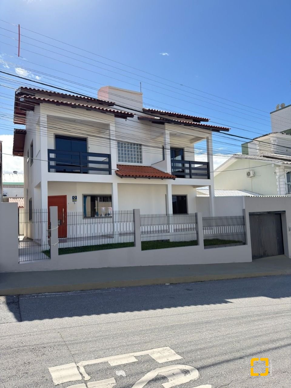 Casa com 235m², 4 quartos (sendo 1 suíte), 3 garagens, no bairro Ipiranga em São José