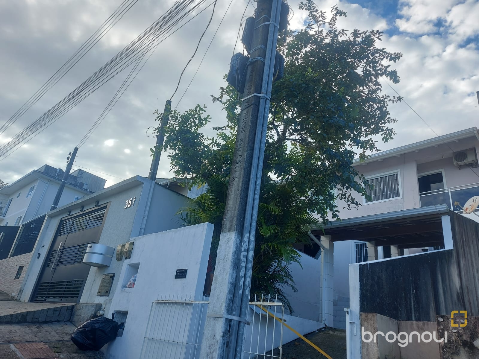 Casa com 78m², 2 quartos, 2 garagens, no bairro Forquilhas em São José
