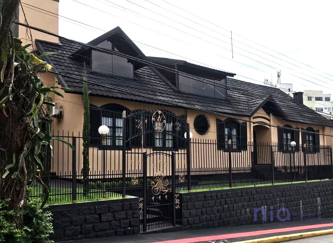 Casa com 194m², 4 quartos (sendo 3 suítes), 2 garagens, no bairro Bom Abrigo em Florianópolis