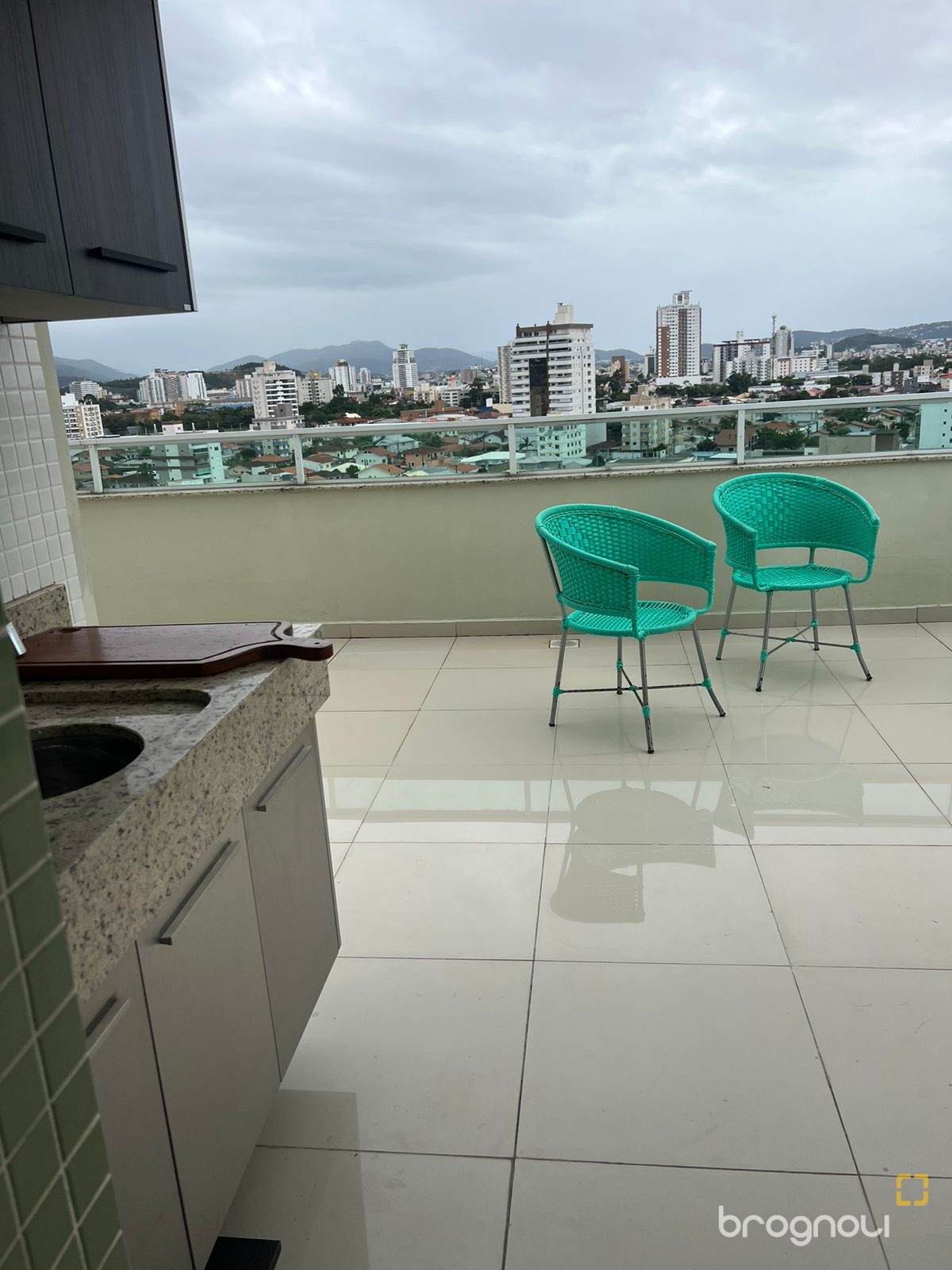 Apartamento com 137m², 3 quartos (sendo 1 suíte), 2 garagens, no bairro Centro em Palhoça