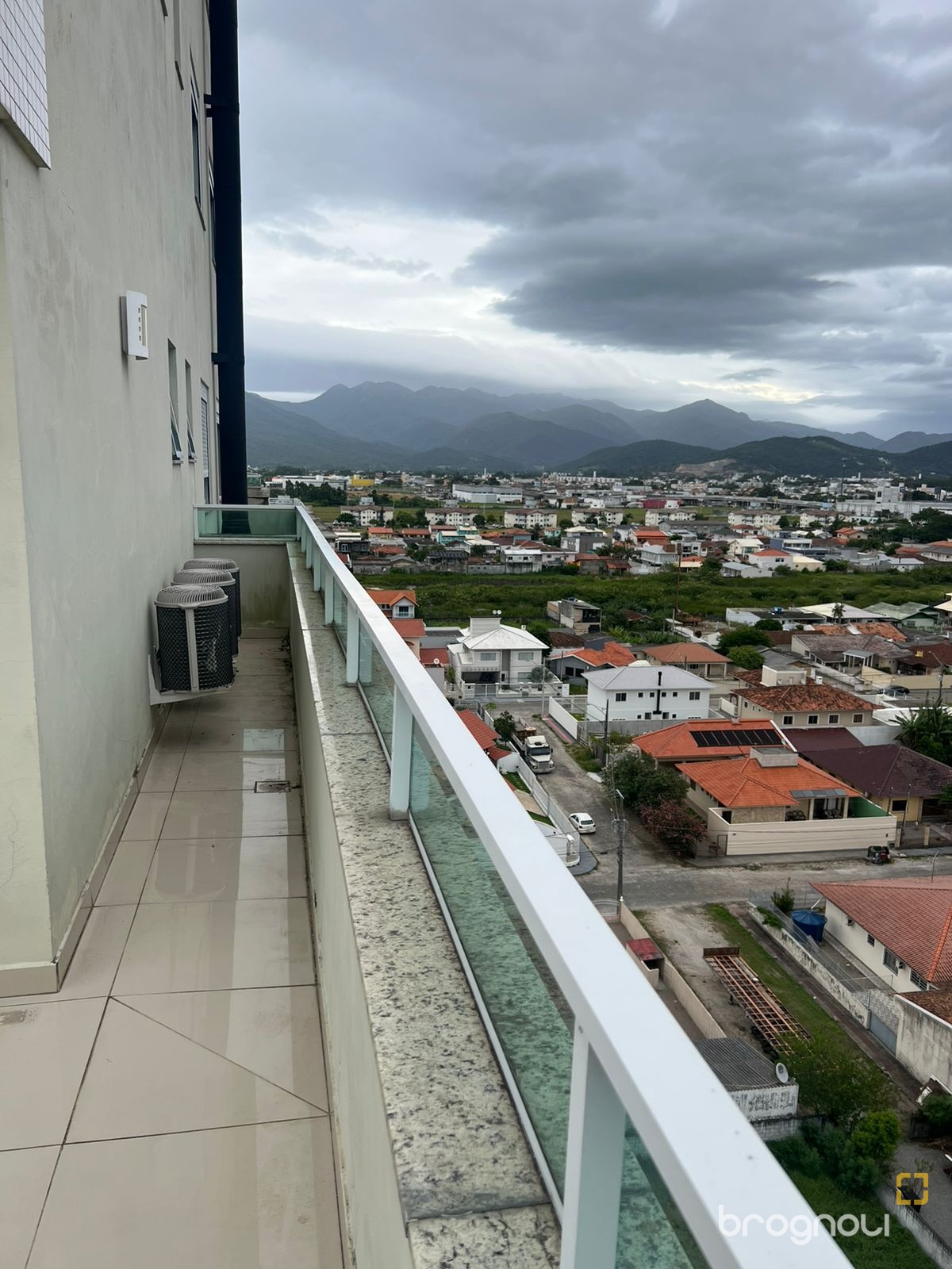 Apartamento com 137m², 3 quartos (sendo 1 suíte), 2 garagens, no bairro Centro em Palhoça