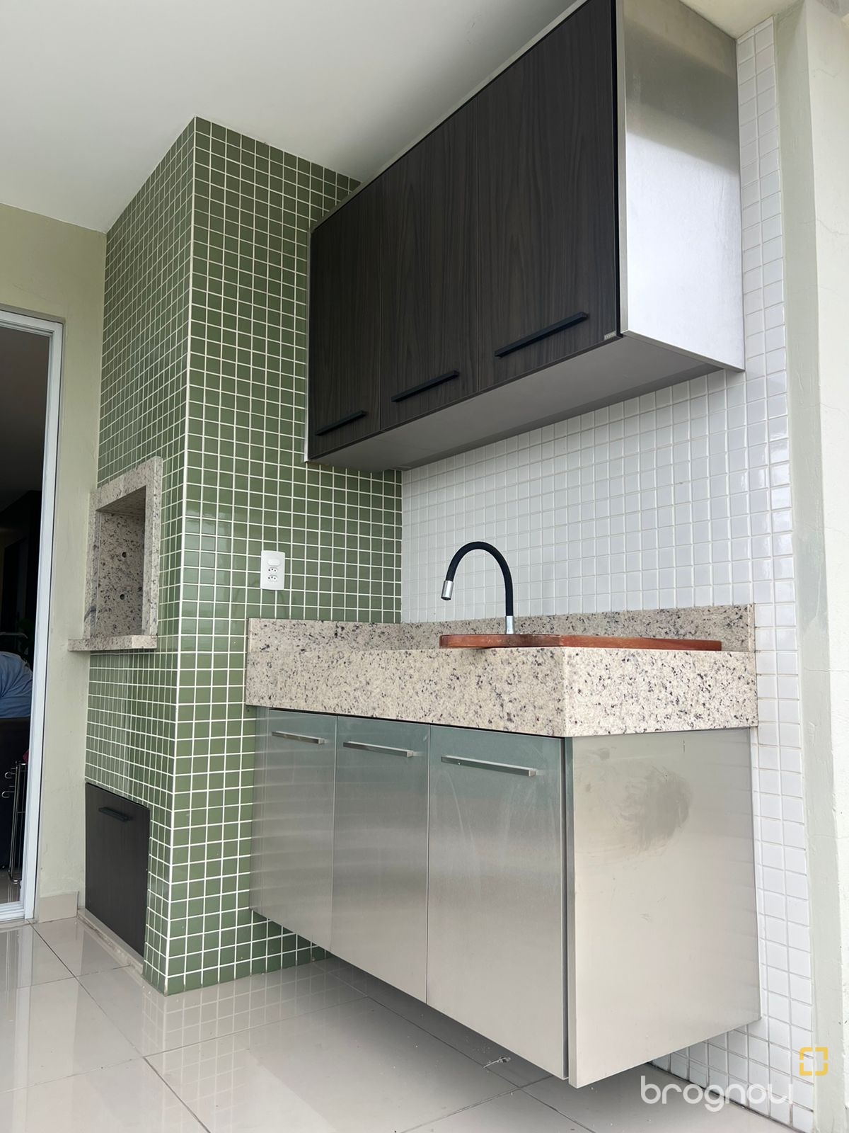 Apartamento com 137m², 3 quartos (sendo 1 suíte), 2 garagens, no bairro Centro em Palhoça