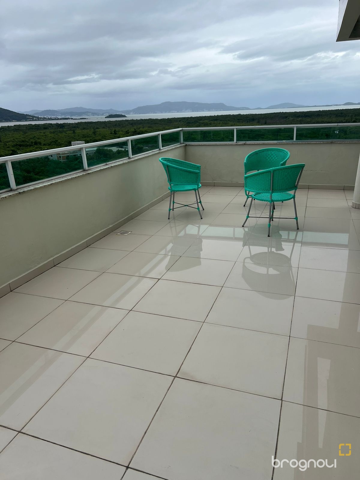 Apartamento com 137m², 3 quartos (sendo 1 suíte), 2 garagens, no bairro Centro em Palhoça