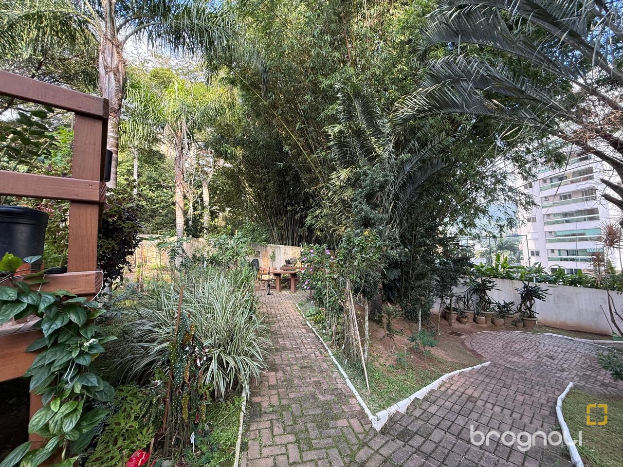 Apartamento com 77m², 2 quartos (sendo 1 suíte), 1 garagem, no bairro Itacorubi em Florianópolis