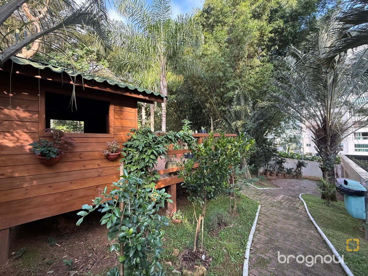 Apartamento com 77m², 2 quartos (sendo 1 suíte), 1 garagem, no bairro Itacorubi em Florianópolis