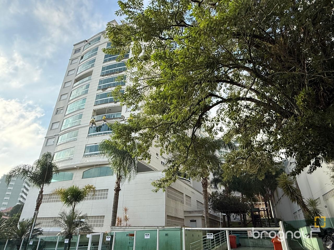 Apartamento com 77m², 2 quartos (sendo 1 suíte), 1 garagem, no bairro Itacorubi em Florianópolis