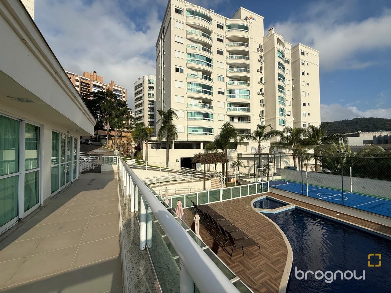 Apartamento com 77m², 2 quartos (sendo 1 suíte), 1 garagem, no bairro Itacorubi em Florianópolis