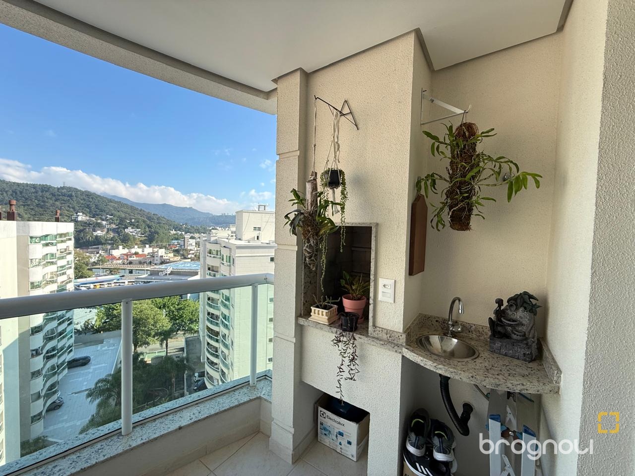 Apartamento com 77m², 2 quartos (sendo 1 suíte), 1 garagem, no bairro Itacorubi em Florianópolis
