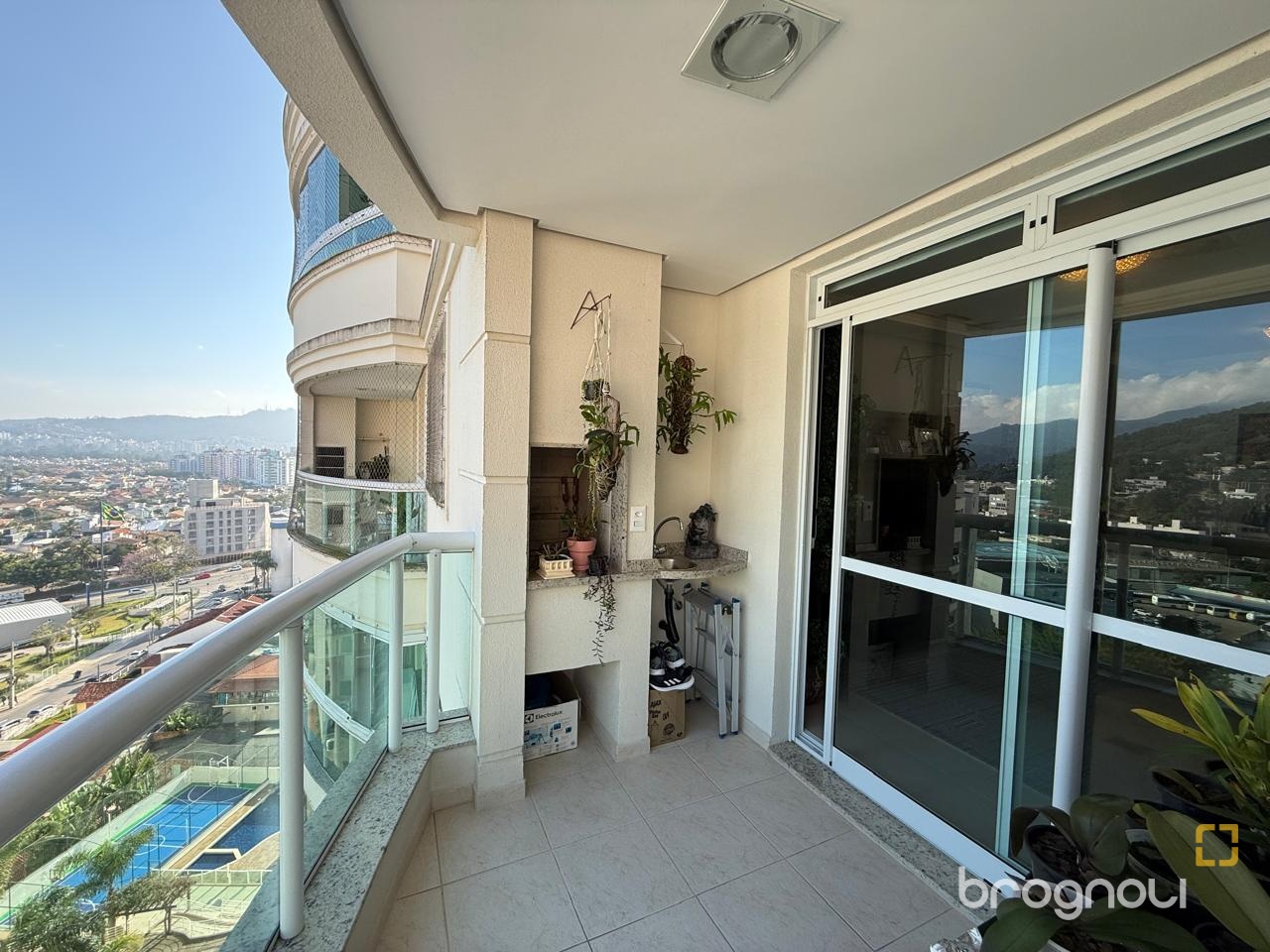 Apartamento com 77m², 2 quartos (sendo 1 suíte), 1 garagem, no bairro Itacorubi em Florianópolis