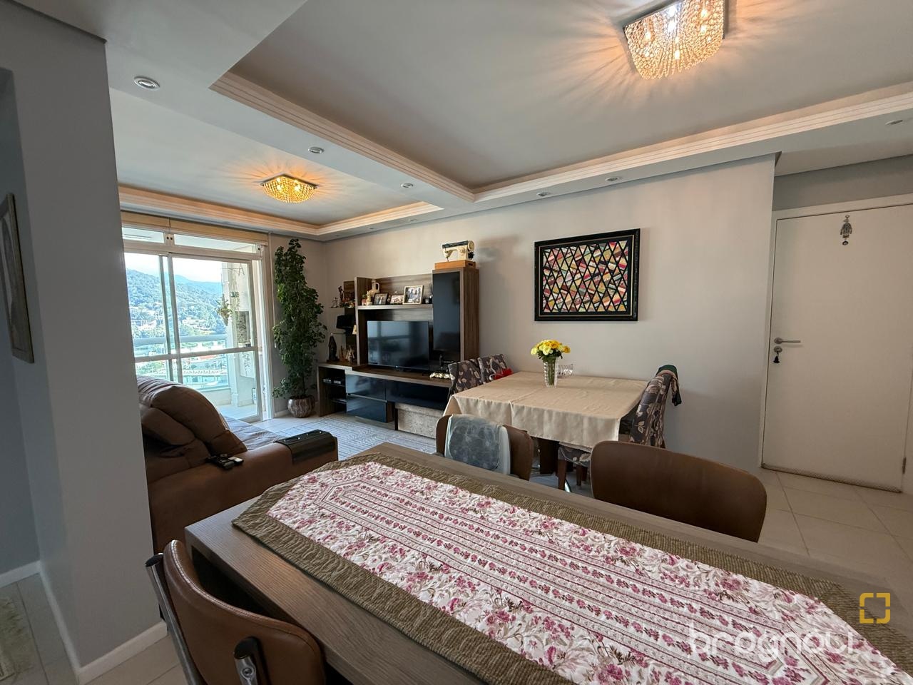 Apartamento com 77m², 2 quartos (sendo 1 suíte), 1 garagem, no bairro Itacorubi em Florianópolis