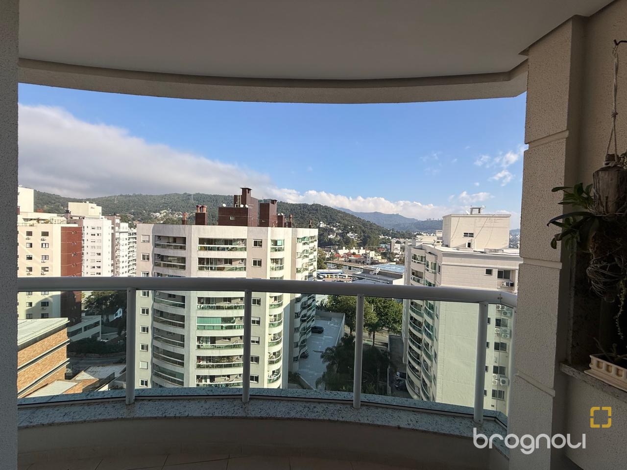 Apartamento com 77m², 2 quartos (sendo 1 suíte), 1 garagem, no bairro Itacorubi em Florianópolis