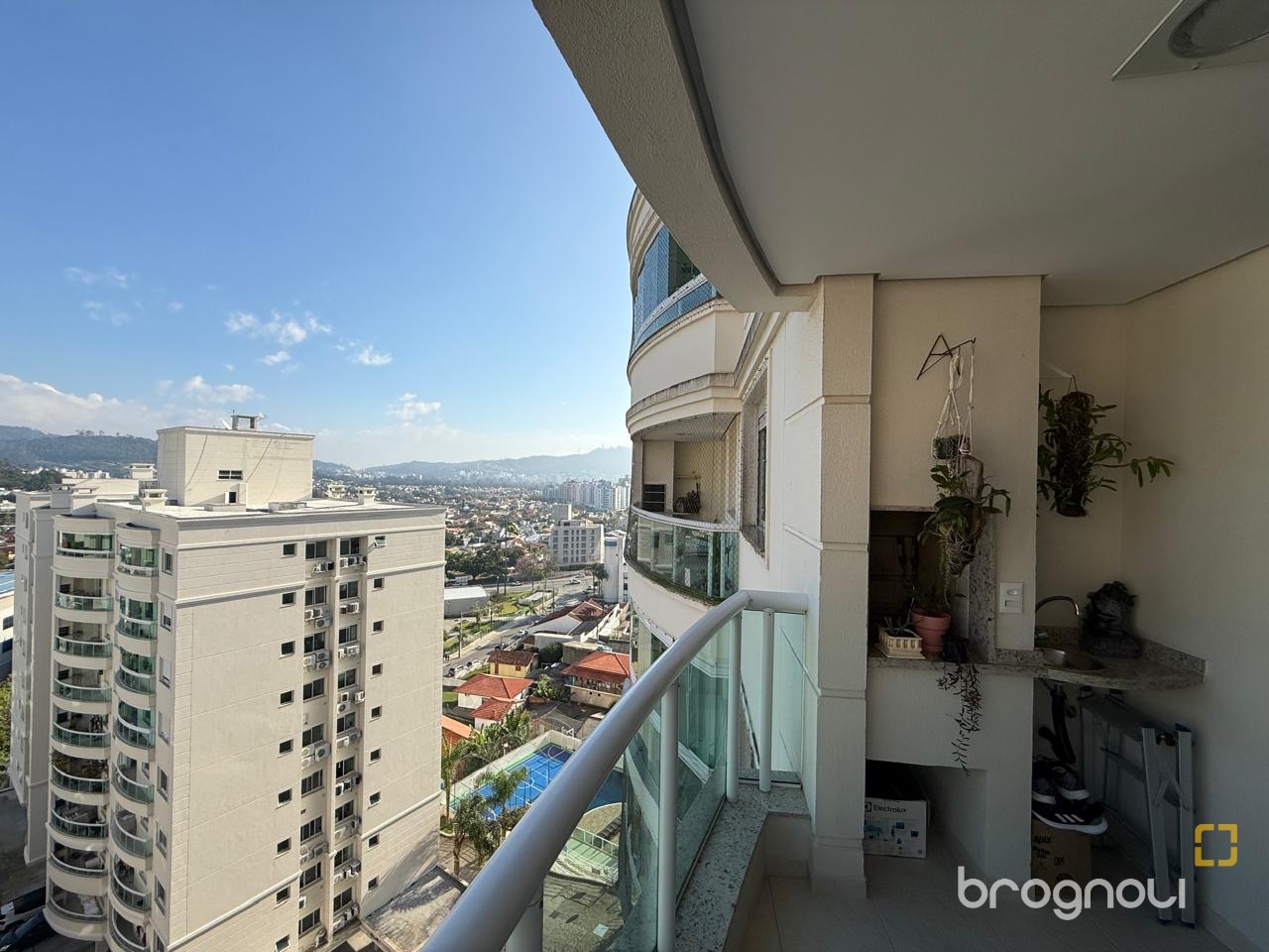 Apartamento com 77m², 2 quartos (sendo 1 suíte), 1 garagem, no bairro Itacorubi em Florianópolis
