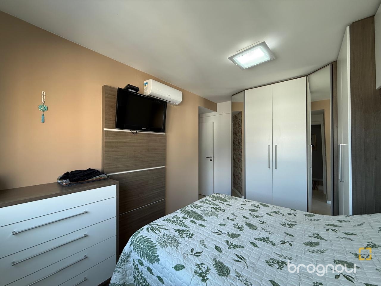 Apartamento com 77m², 2 quartos (sendo 1 suíte), 1 garagem, no bairro Itacorubi em Florianópolis