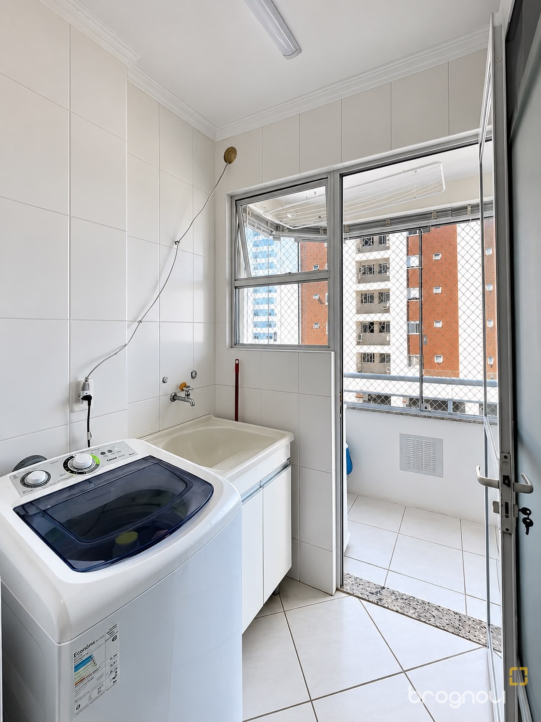 Apartamento com 69m², 2 quartos (sendo 1 suíte), 1 garagem, no bairro Barreiros em São José