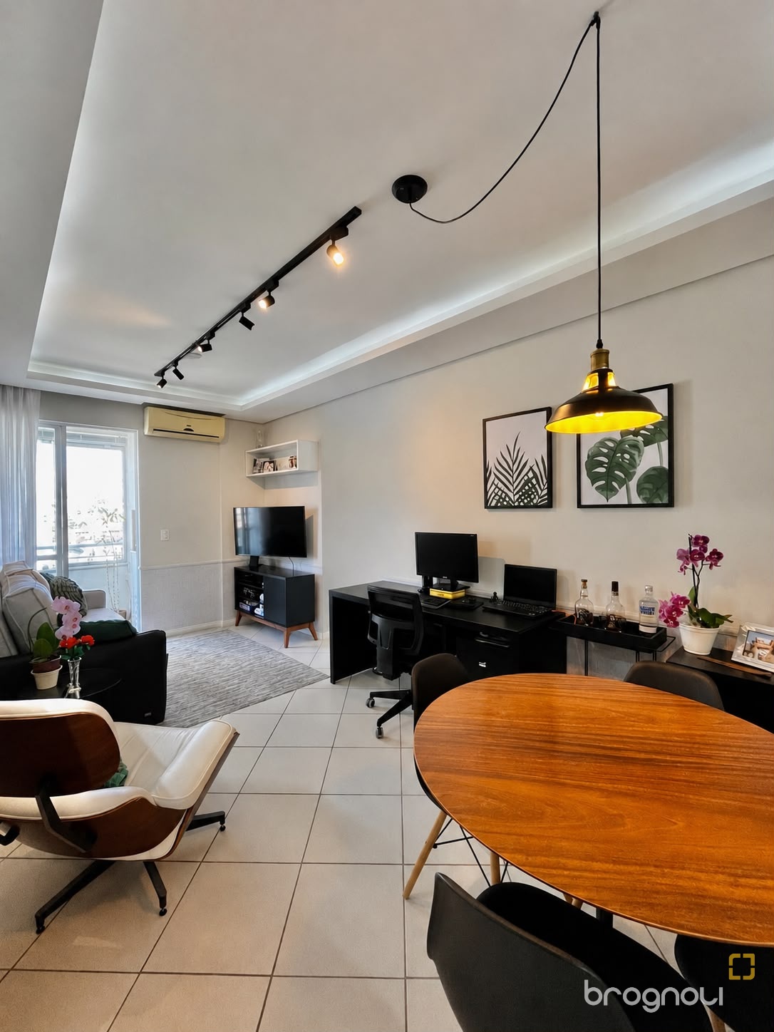 Apartamento com 69m², 2 quartos (sendo 1 suíte), 1 garagem, no bairro Barreiros em São José
