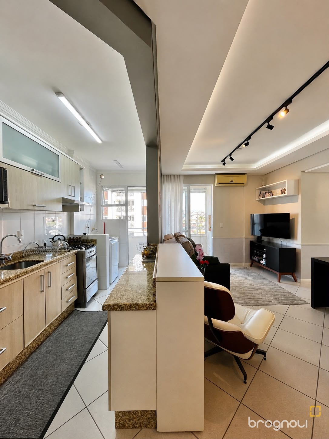 Apartamento com 69m², 2 quartos (sendo 1 suíte), 1 garagem, no bairro Barreiros em São José
