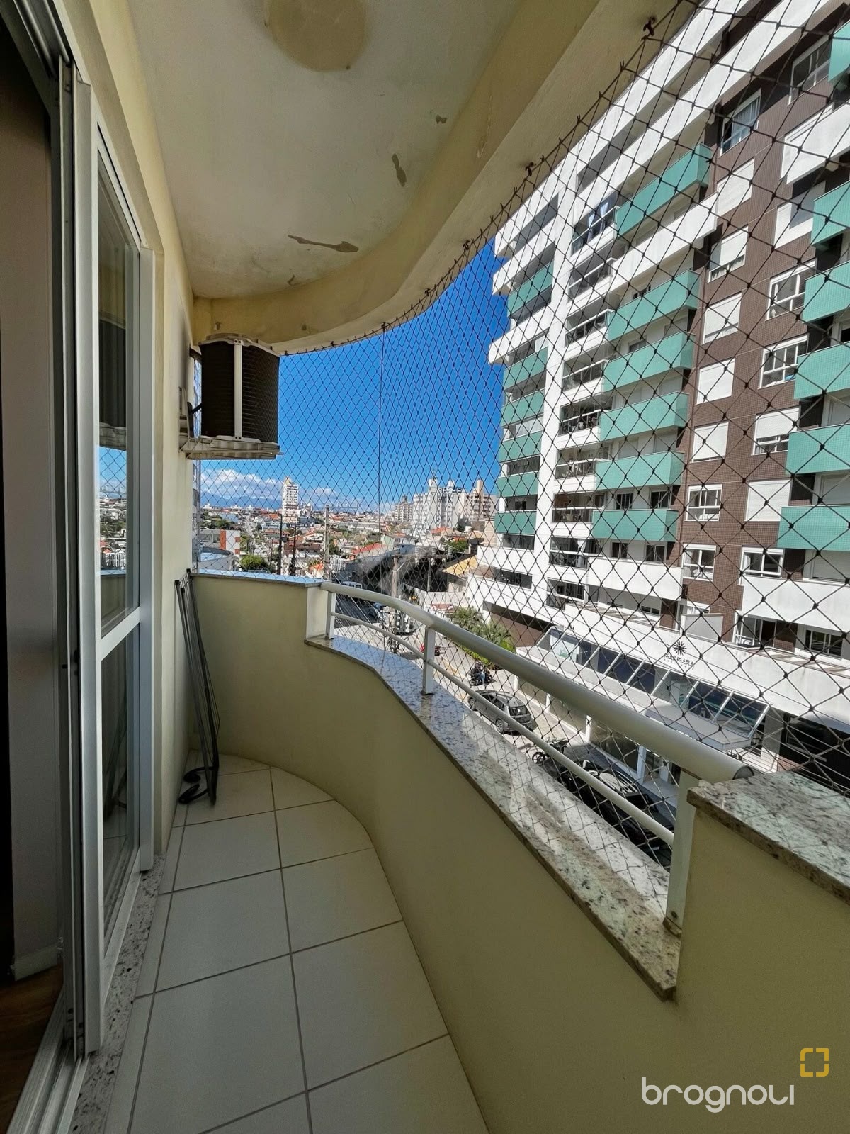 Apartamento com 69m², 2 quartos (sendo 1 suíte), 1 garagem, no bairro Barreiros em São José
