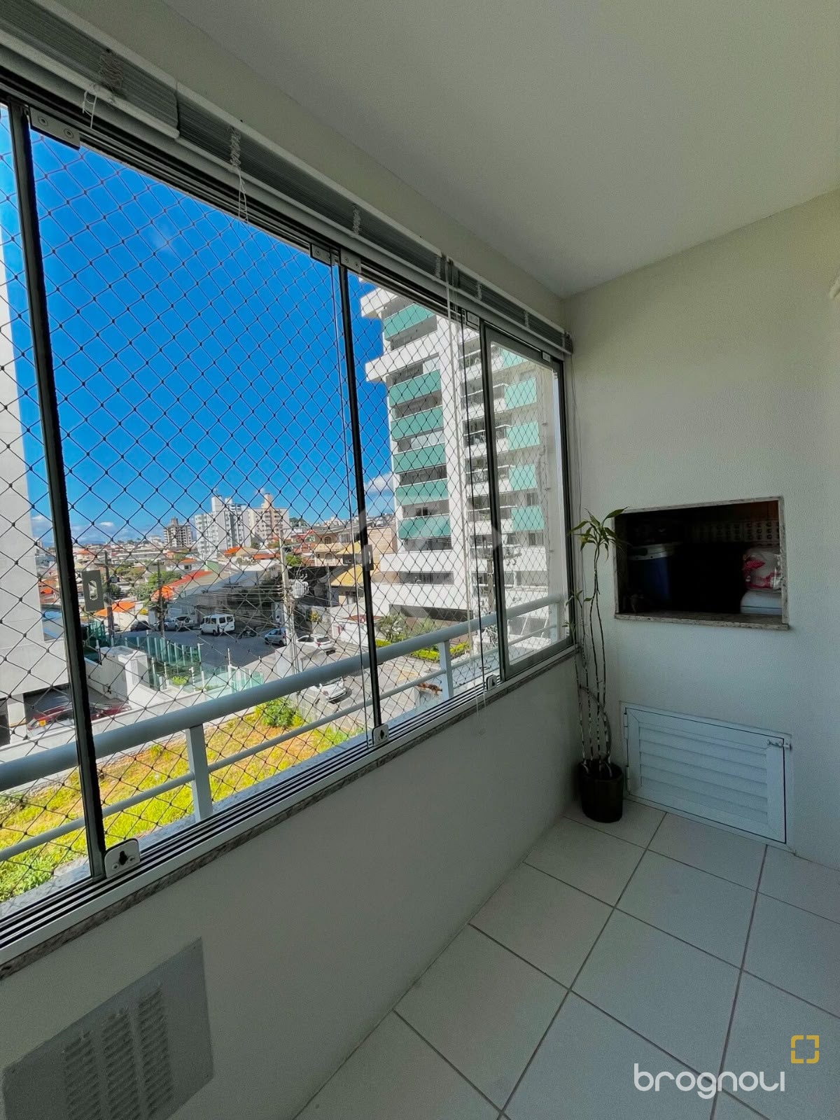 Apartamento com 69m², 2 quartos (sendo 1 suíte), 1 garagem, no bairro Barreiros em São José