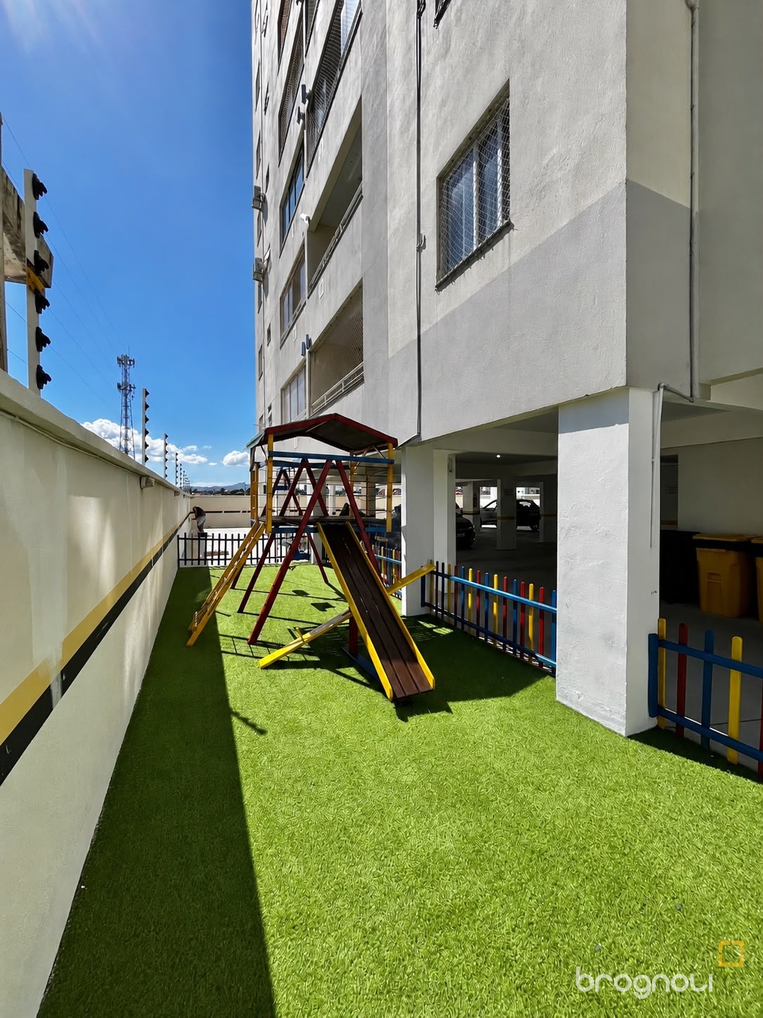 Apartamento com 69m², 2 quartos (sendo 1 suíte), 1 garagem, no bairro Barreiros em São José