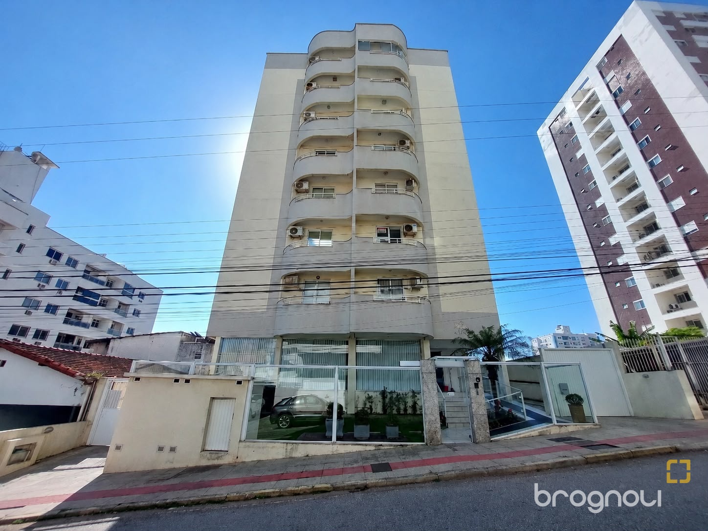 Apartamento com 69m², 2 quartos (sendo 1 suíte), 1 garagem, no bairro Barreiros em São José