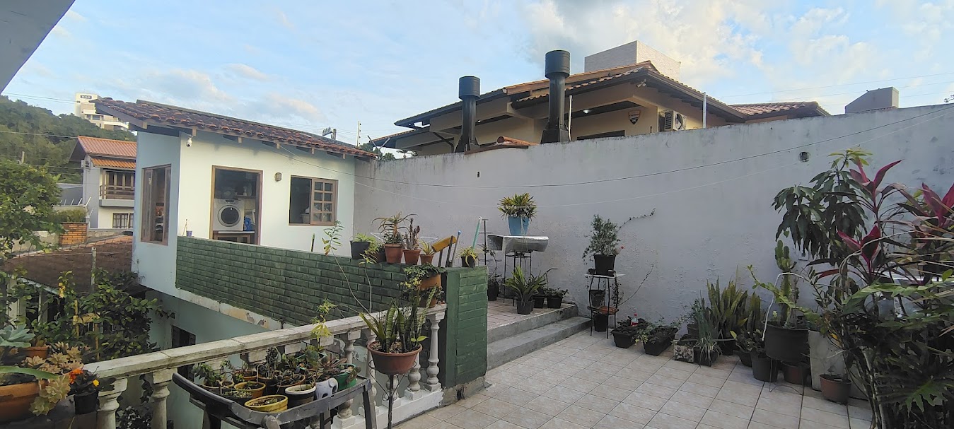 Casa com 218m², 3 quartos (sendo 1 suíte), 2 garagens, no bairro Bom Abrigo em Florianópolis