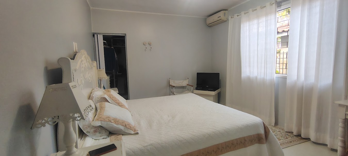 Casa com 218m², 3 quartos (sendo 1 suíte), 2 garagens, no bairro Bom Abrigo em Florianópolis