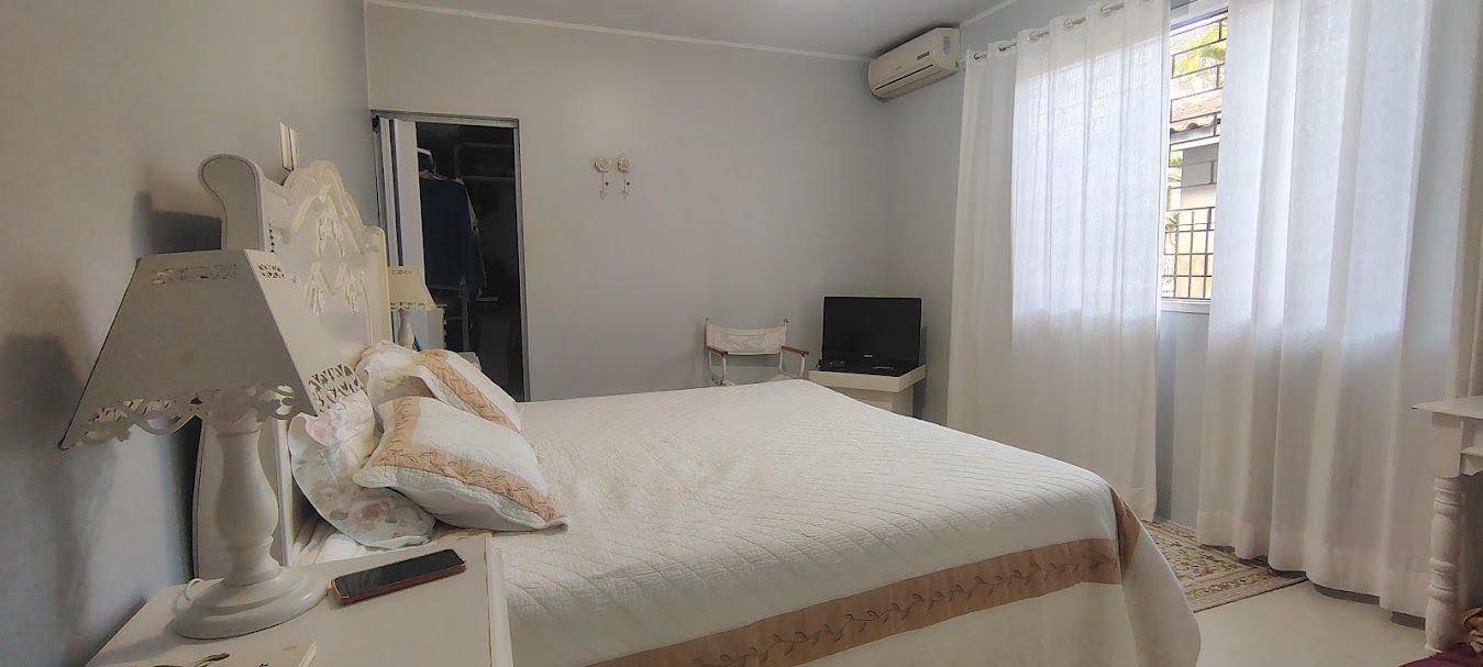 Casa com 218m², 3 quartos (sendo 1 suíte), 2 garagens, no bairro Bom Abrigo em Florianópolis