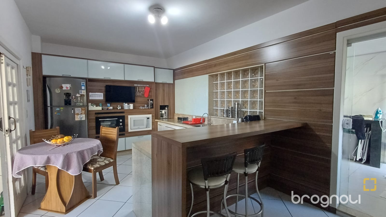 Casa com 119m², 3 quartos (sendo 1 suíte), 3 garagens, no bairro Costeira do Pirajubaé em Florianópolis