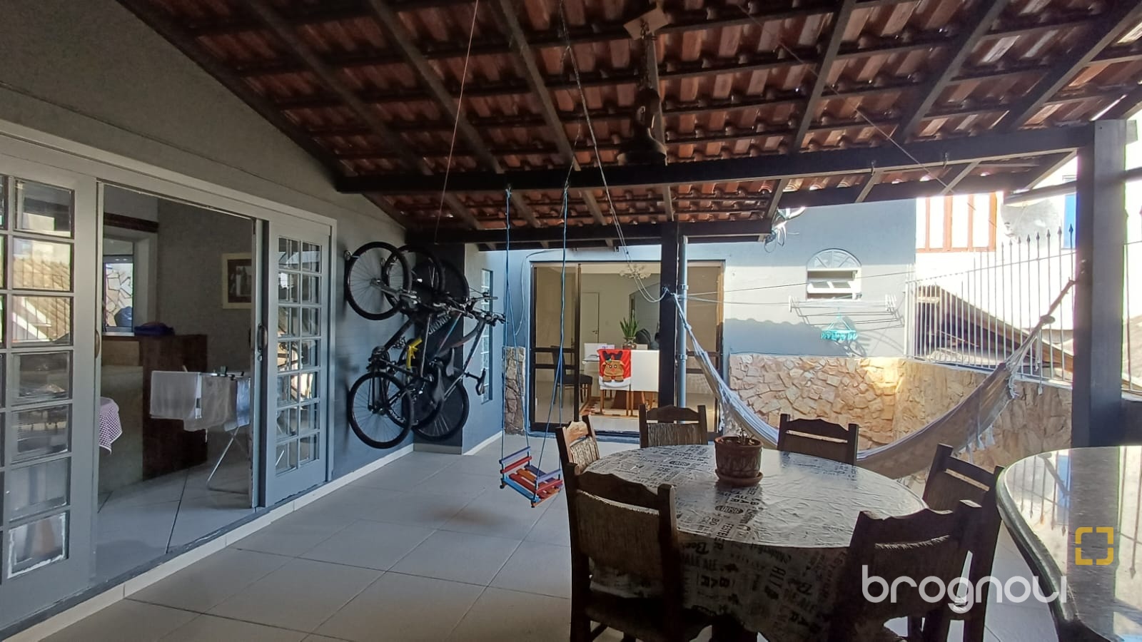 Casa com 119m², 3 quartos (sendo 1 suíte), 3 garagens, no bairro Costeira do Pirajubaé em Florianópolis