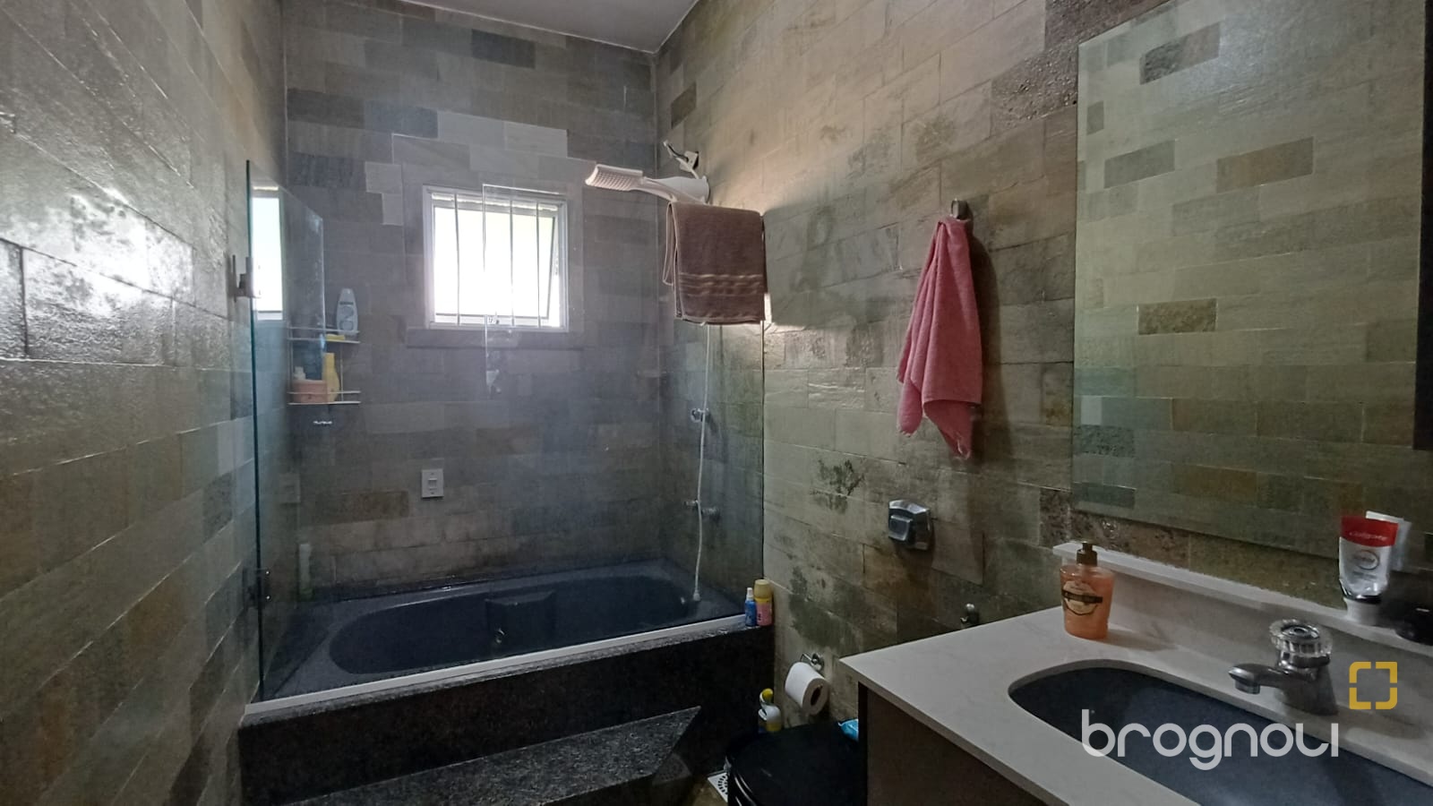 Casa com 119m², 3 quartos (sendo 1 suíte), 3 garagens, no bairro Costeira do Pirajubaé em Florianópolis