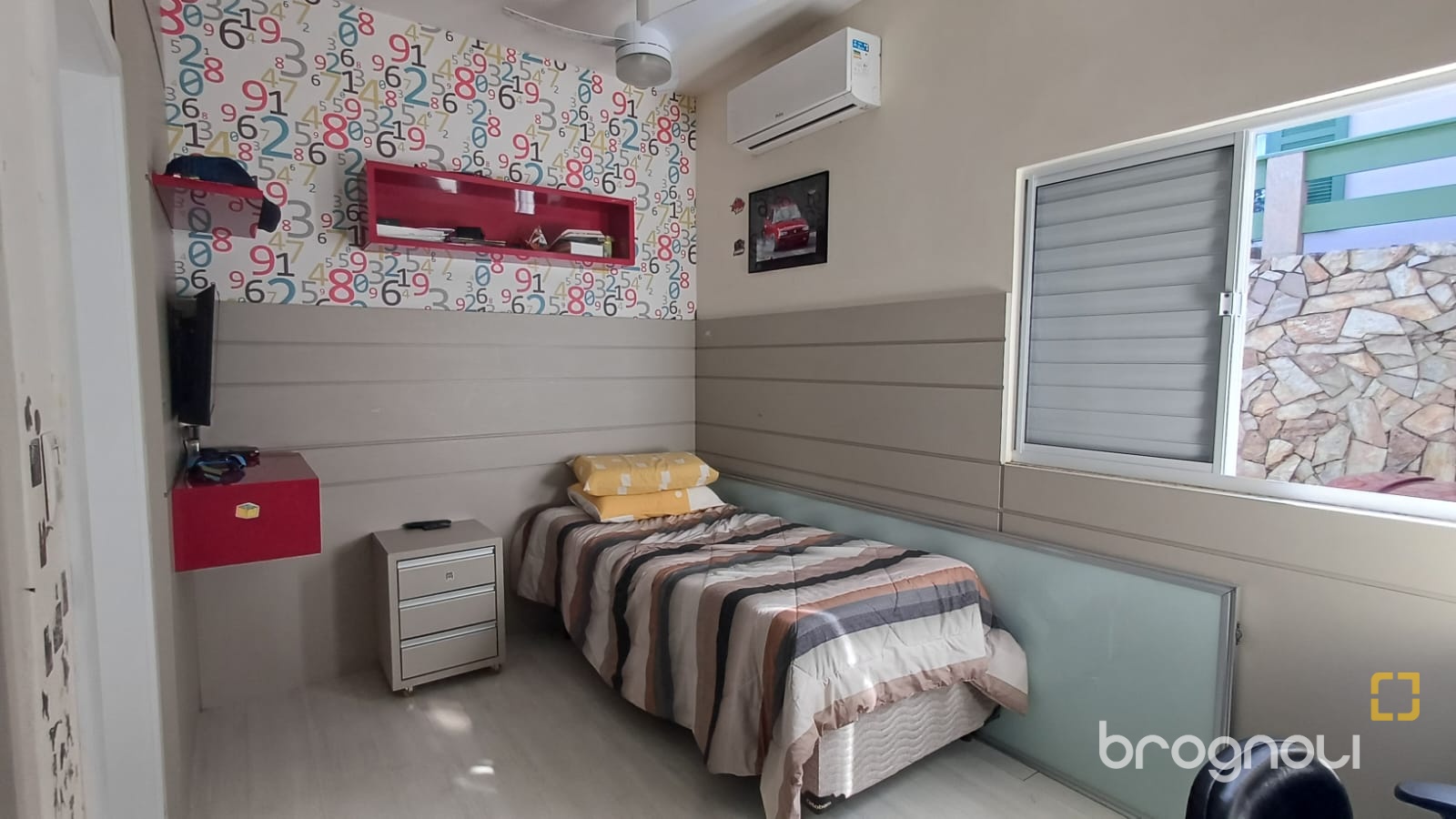 Casa com 119m², 3 quartos (sendo 1 suíte), 3 garagens, no bairro Costeira do Pirajubaé em Florianópolis