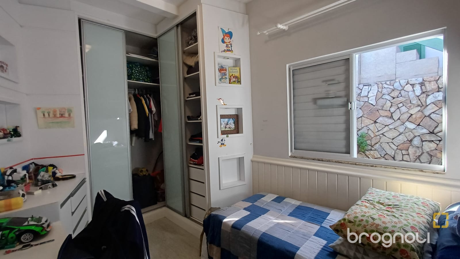 Casa com 119m², 3 quartos (sendo 1 suíte), 3 garagens, no bairro Costeira do Pirajubaé em Florianópolis