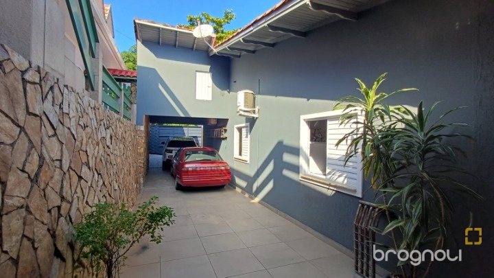 Casa com 119m², 3 quartos (sendo 1 suíte), 3 garagens, no bairro Costeira do Pirajubaé em Florianópolis
