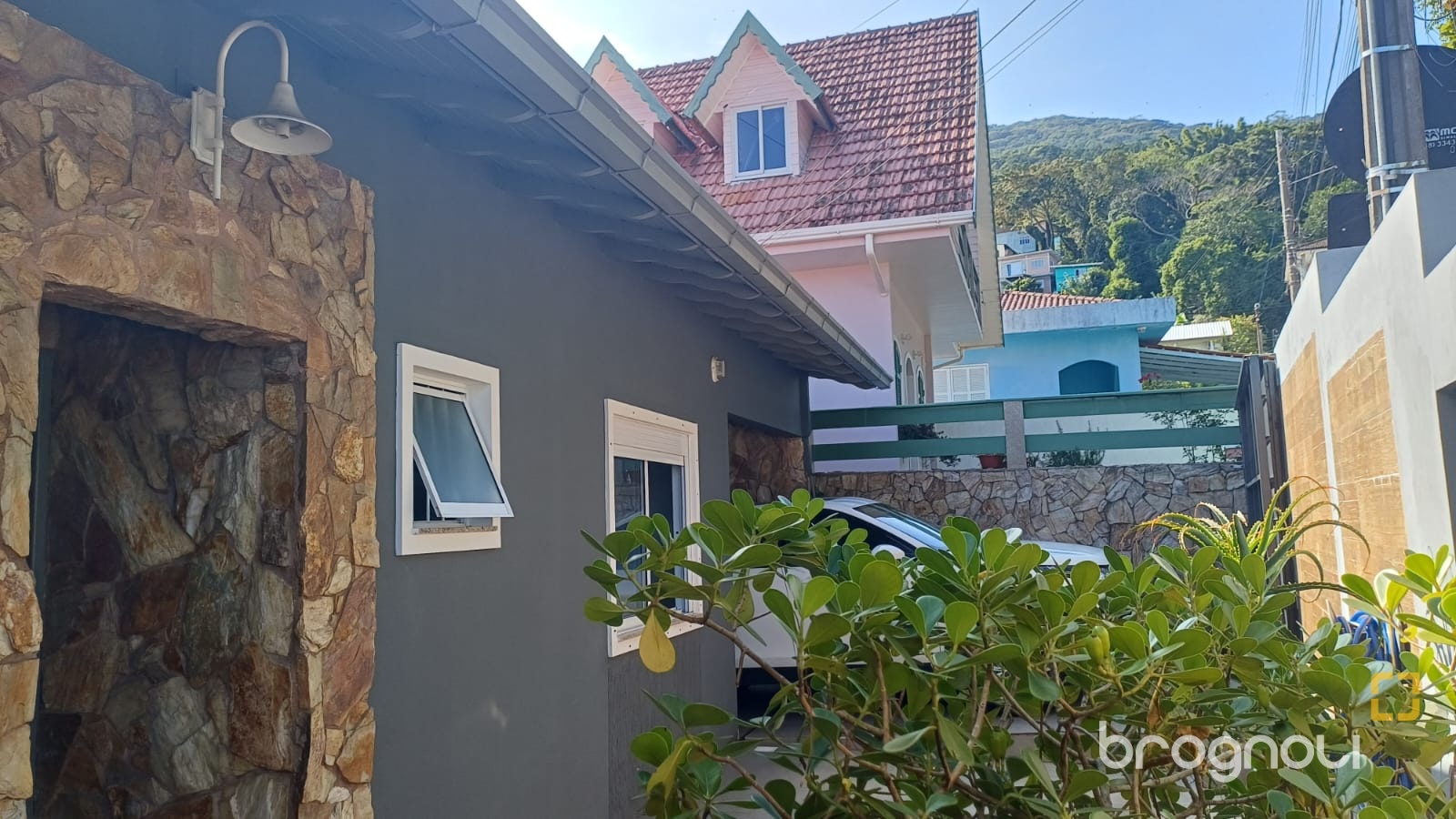 Casa com 119m², 3 quartos (sendo 1 suíte), 3 garagens, no bairro Costeira do Pirajubaé em Florianópolis