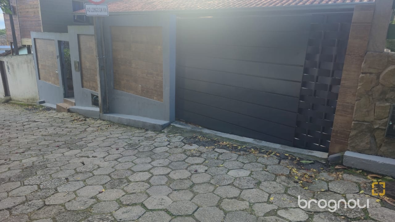 Casa com 119m², 3 quartos (sendo 1 suíte), 3 garagens, no bairro Costeira do Pirajubaé em Florianópolis