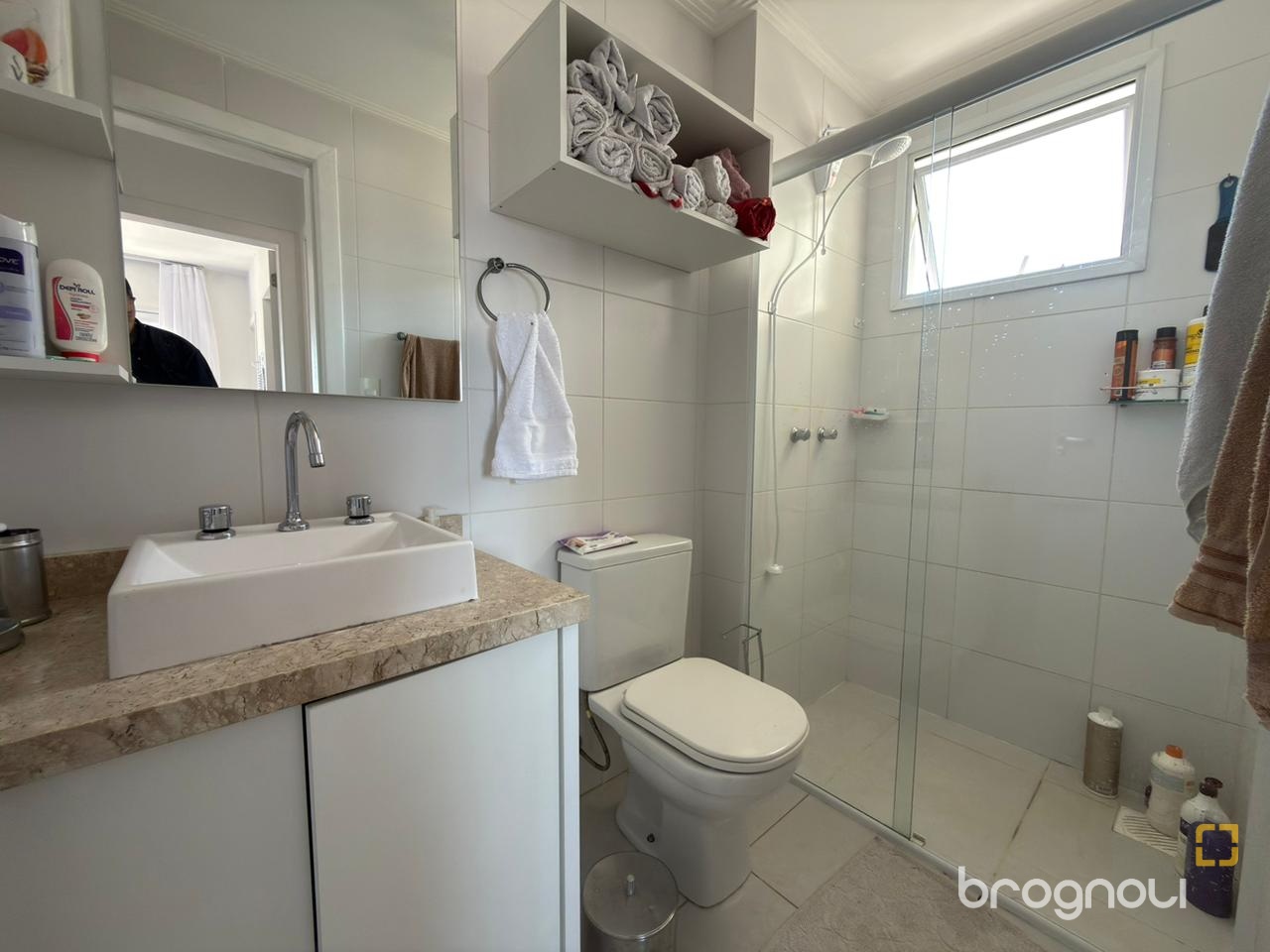 Apartamento com 62m², 2 quartos (sendo 1 suíte), 1 garagem, no bairro Coqueiros em Florianópolis