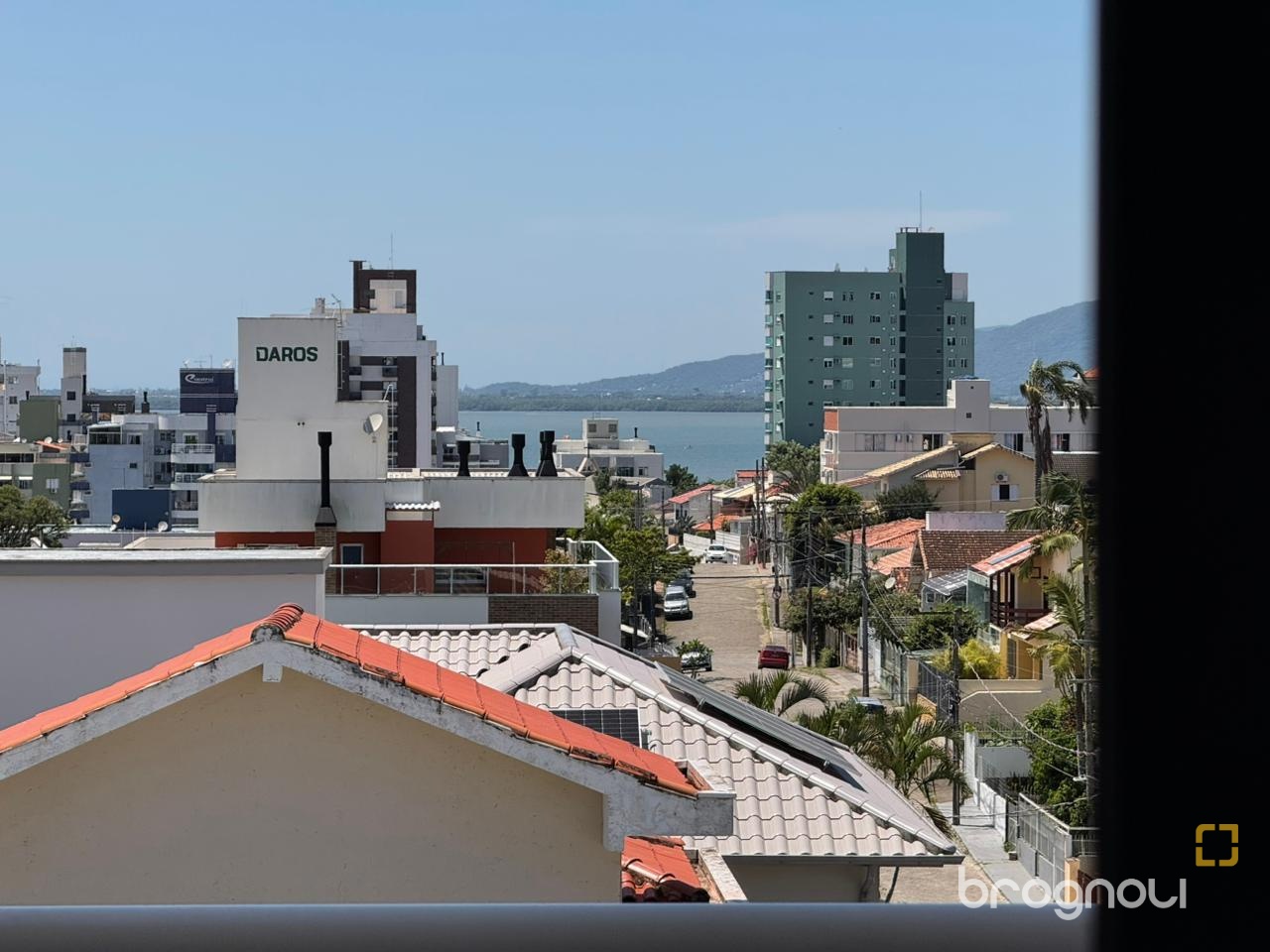 Apartamento com 62m², 2 quartos (sendo 1 suíte), 1 garagem, no bairro Coqueiros em Florianópolis