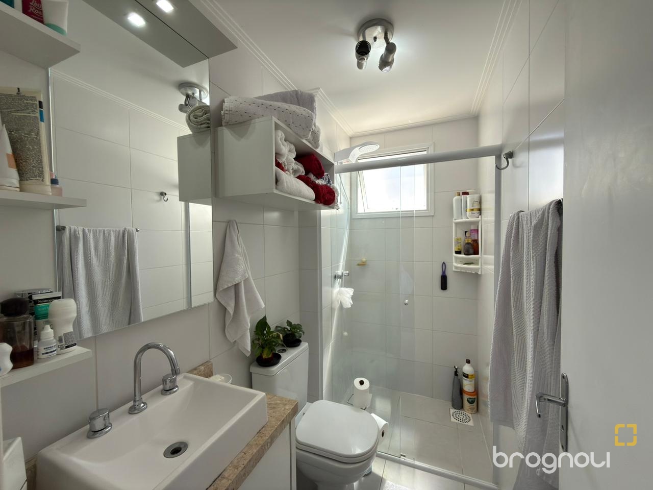 Apartamento com 62m², 2 quartos (sendo 1 suíte), 1 garagem, no bairro Coqueiros em Florianópolis