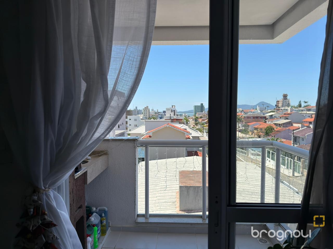 Apartamento com 62m², 2 quartos (sendo 1 suíte), 1 garagem, no bairro Coqueiros em Florianópolis