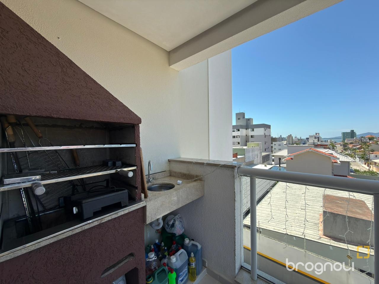 Apartamento com 62m², 2 quartos (sendo 1 suíte), 1 garagem, no bairro Coqueiros em Florianópolis
